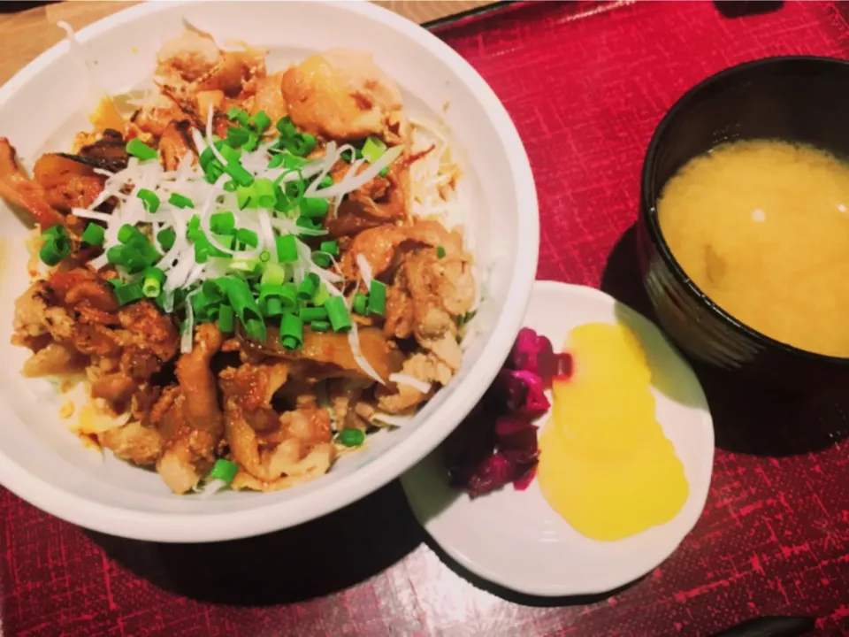 炙り豚バラ丼 ¥680|Blue Moon Caféさん