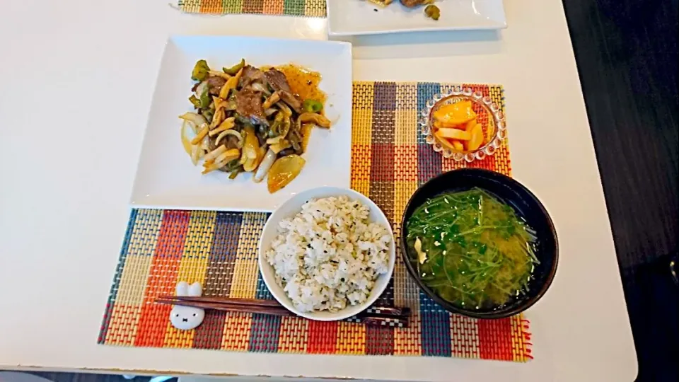 今日の夕食 牛肉と野菜の黒酢炒め、大根のコチュジャン和え、麦ご飯、豆苗の味噌汁|pinknari🐰🌈さん