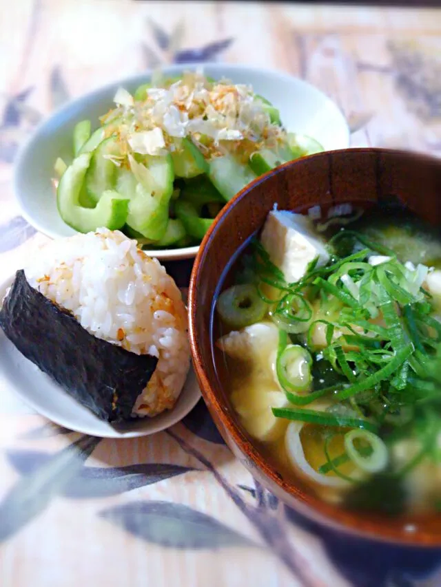 Snapdishの料理写真:白うりの浅漬と豆腐の味噌汁(白うり漬けた味噌)
🍙🍙🍙|みるくここあさん