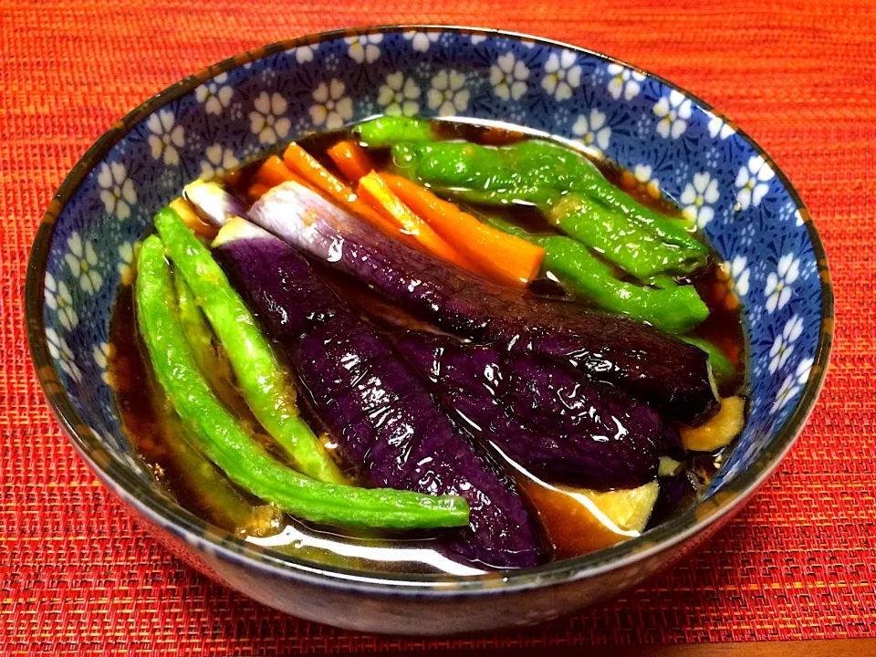 ぱぴこ家🐶💕の 茄子と夏野菜の揚げ浸し🍆🌱💐 
このままフタして冷蔵庫🐬🎐 冷製で召し上がれ😉|ぱぴこ家さん