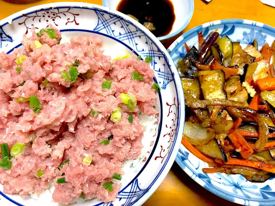 ネギトロ丼とナスの味噌炒め|かげぞうさん