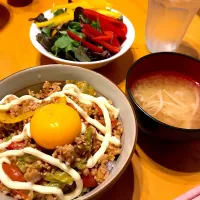 鶏ひき肉と野菜のオイマヨ丼|guraさん