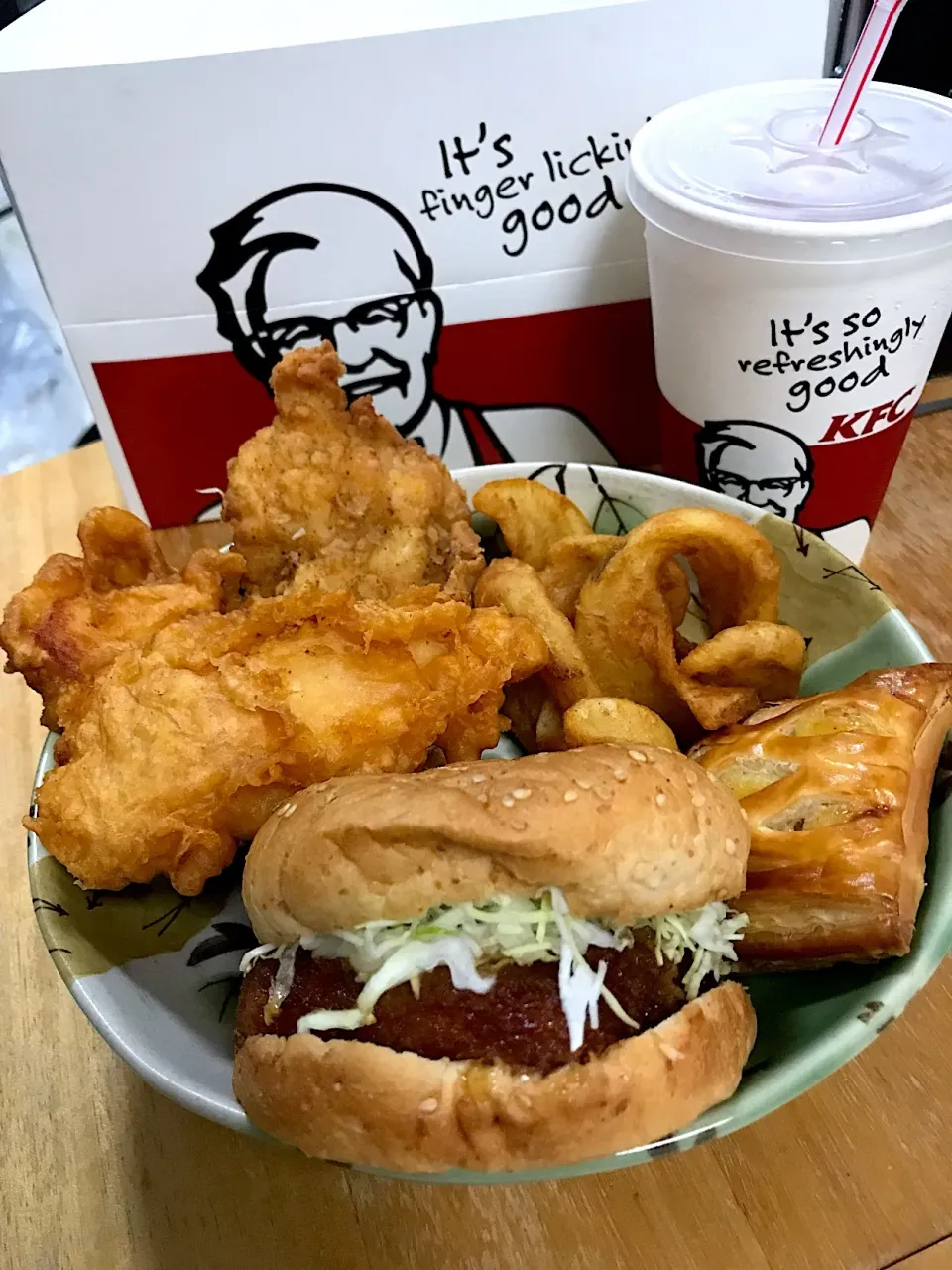 ＫＦＣ サンドBOX
和風チキンカツサンド 🍔
骨無しケンタッキー🍗
カーネリングポテト🍟
ミニアップルパイ🥧
＋  クリスピー|るみおんさん