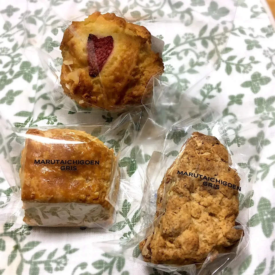いちごのビスケットマフィン、プレーンスコーン、メイプルくるみスコーン
@MARUTA ICHIGOEN GRIS|こいちさん