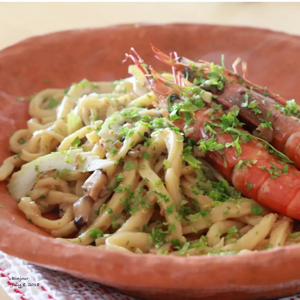 田舎風手打ちパスタ🇮🇹海老とセロリきのこのオイルソース|yasuko murakamiさん