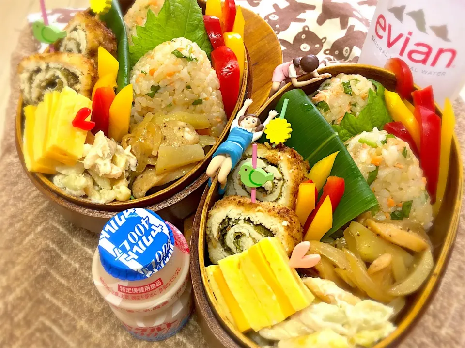 Snapdishの料理写真:鮭フレークと三つ葉☘の混ぜ込みおにぎり🍙&ささみと梅大葉のくるくるフライ&玉子チェダーチーズサンドピンチョス&ジャーマンポテト🥔&カラフルマカロニと紫玉ねぎのサラダ🥗&大葉&パプリカの夫婦お弁当♪

 #弁当  #フチ子 #自家製鮭フレーク#アラ利用|桃実さん