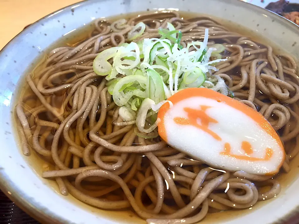 かけそば（ネギ、かまぼこ）@立山そば富山インター店《１９》|かけにどこまでのるのかっ⁉️さん