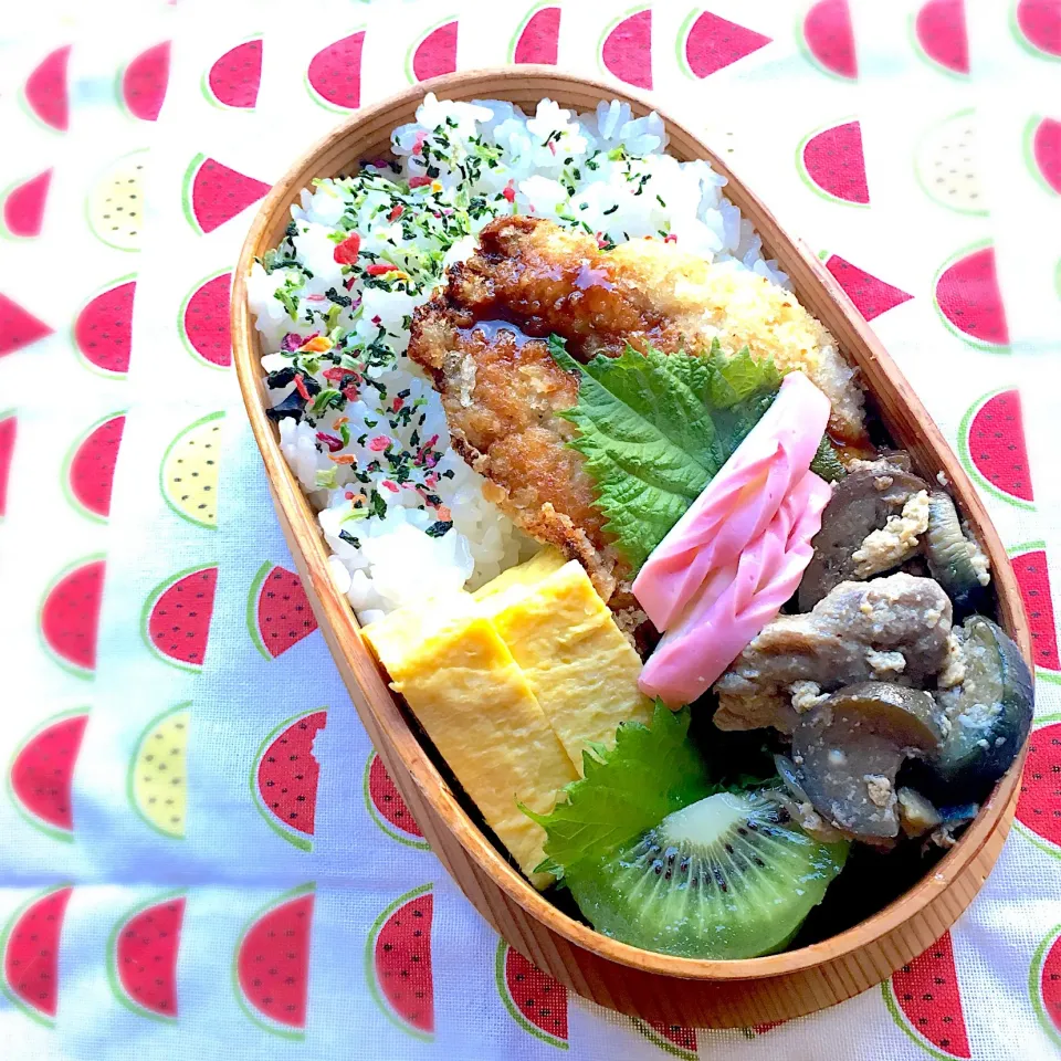 Snapdishの料理写真:曲げわっぱ弁当 ♪
イワシのフライ 
茄子と豚の香味焼き 他

 #曲げわっぱ|papillonloveさん