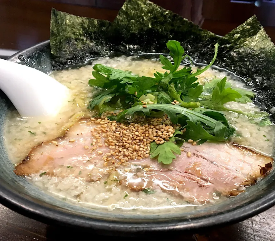 営業マンの昼ごはん☀️☀️☀️
春菊がいい！
背脂多めにしてしまいました(  ･᷄ ︵･᷅ )ｼｮﾎﾞｰﾝ
店員さん感じイイ( ¨̮ )|ぽんたさん