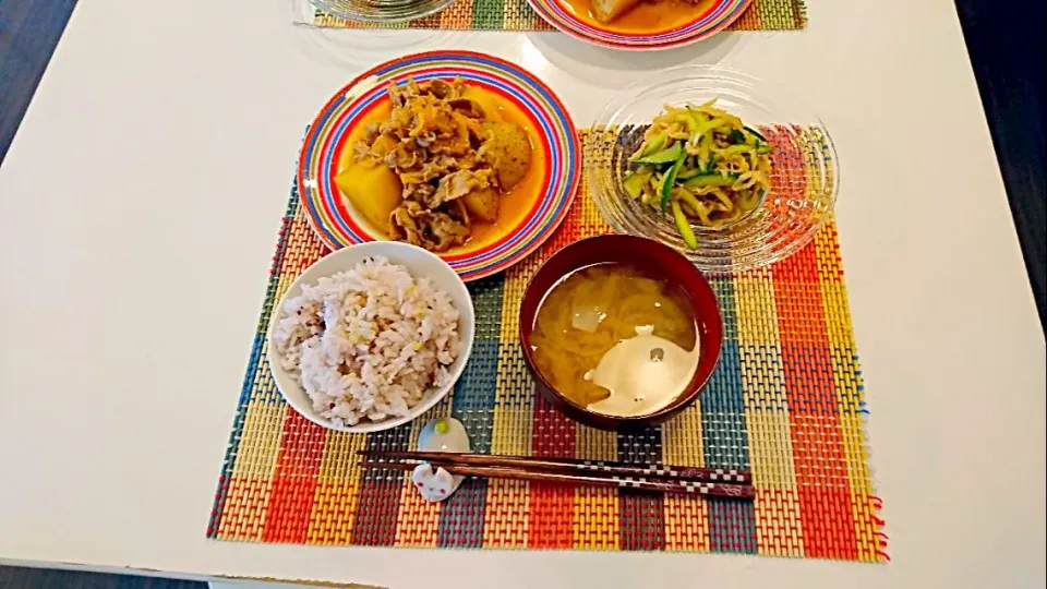 今日の夕食 じゃがいもと豚肉のキムチ煮、切り干し大根のサラダ、雑穀米、玉ねぎとわかめの味噌汁|pinknari🐰🌈さん