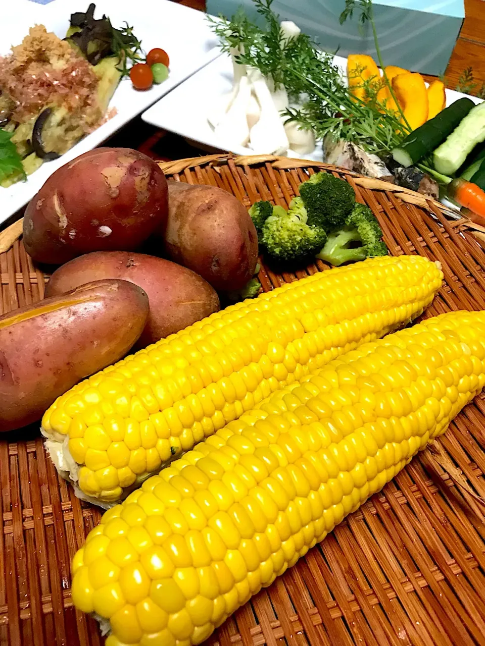 Snapdishの料理写真:蒸したトウモロコシと
ジャガイモ🥔はレッドムーンという名前。|シュトママさん