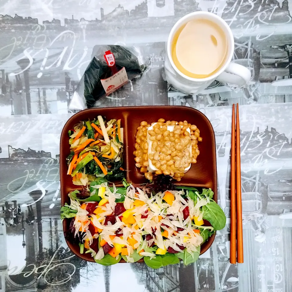 晩ご飯♪納豆冷奴・野菜炒め・サラダ・辛子明太子おにぎり🍙|キノコ🍄さん