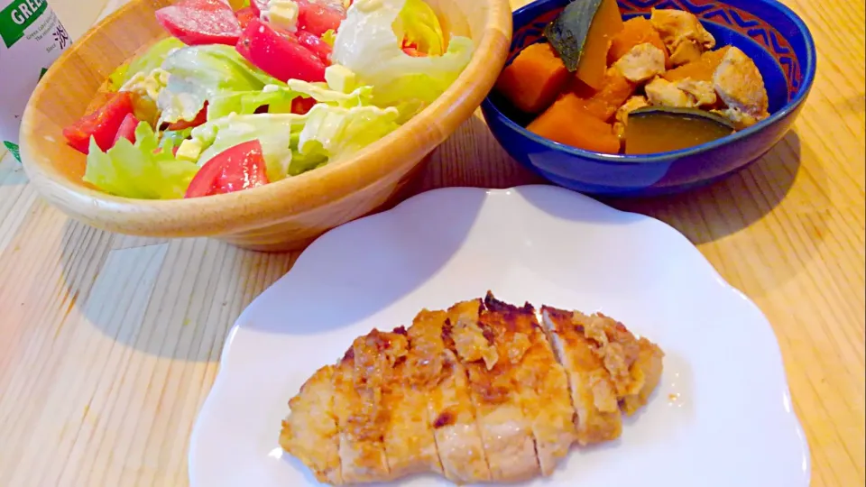 豚肉の生姜焼き☆カボチャと鶏肉の煮物☆サラダ|みぽりんさん