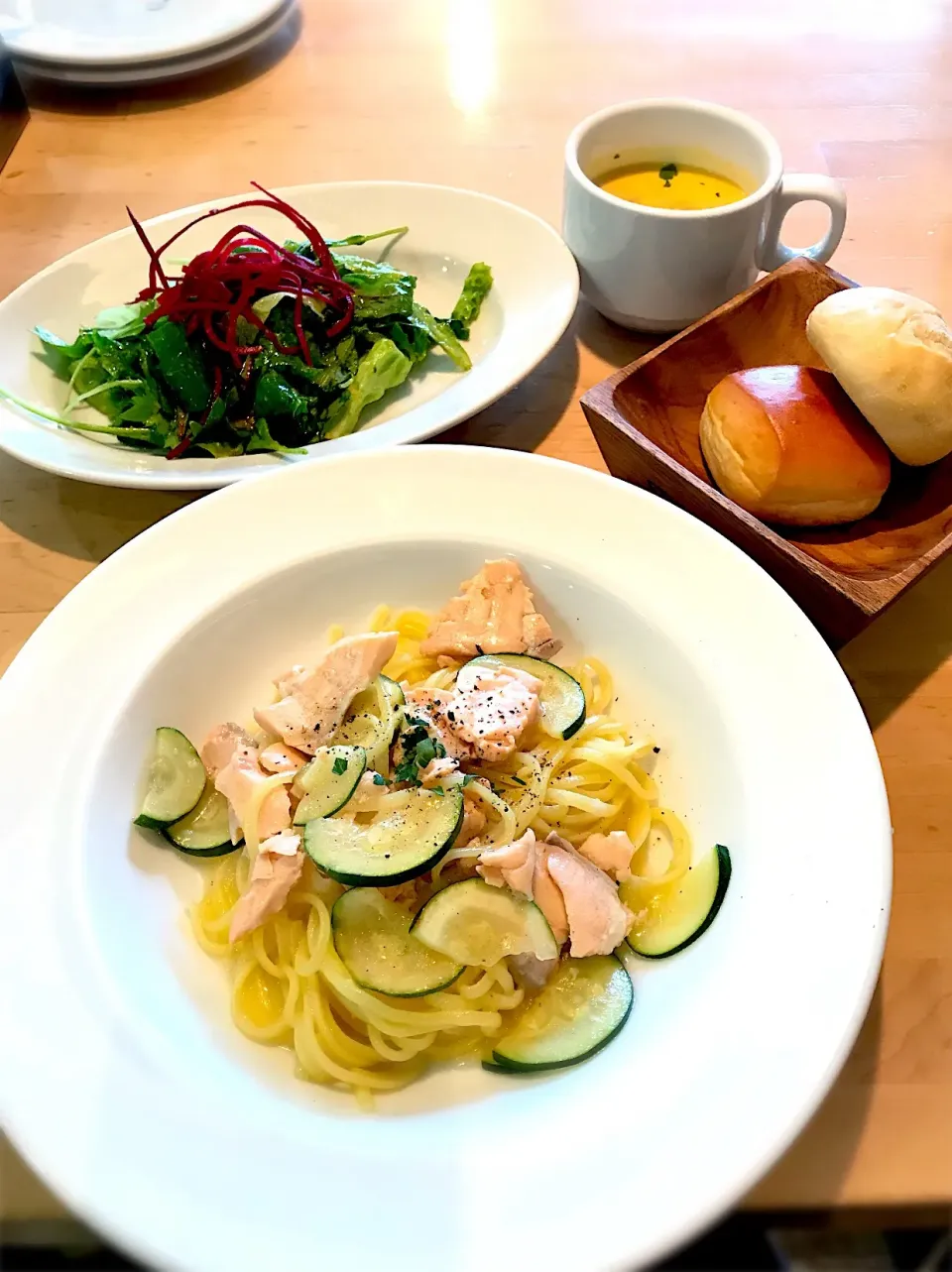 【生パスタランチ 
FRESH PASTA LUNCH OF THE WEEK】
タスマニアサーモンとズッキーニのオイル生リングイネ|sayaさん