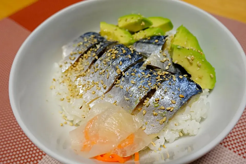 Snapdishの料理写真:アボカドしめさば丼|こたろーさん