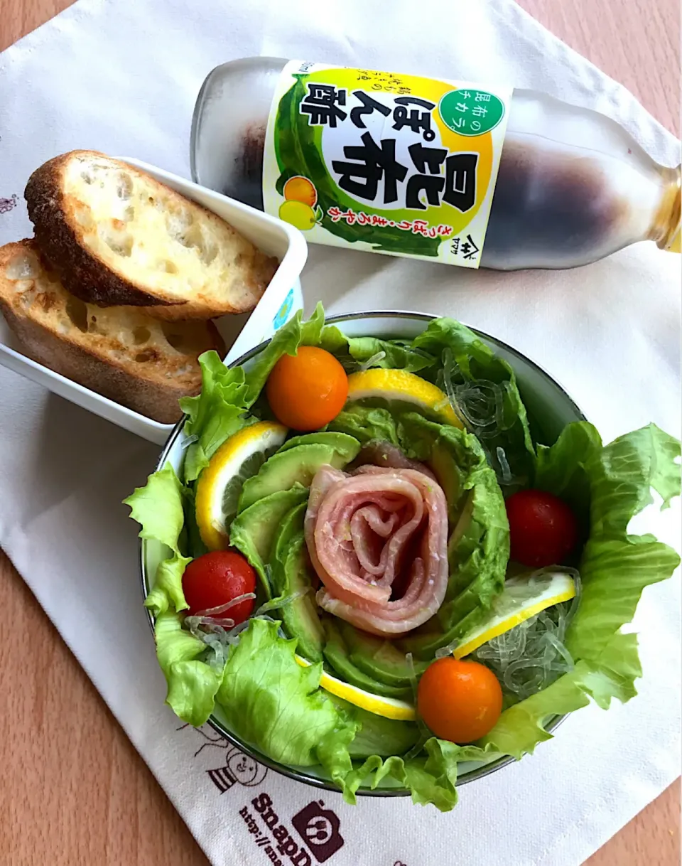 Snapdishの料理写真:今日のお弁当🍱アボカド🥑に生ハムのサラダ🥗|とんちんさん