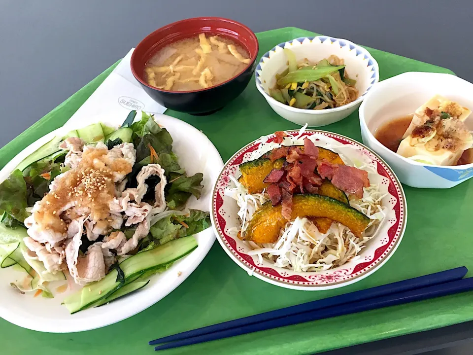 冷し牛しゃぶおろしポン酢、青梗菜と豆もやしの中華和え、冷奴、カボチャとベーコンのサラダ|Tadahiko Watanabeさん