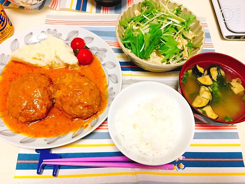 Snapdishの料理写真:チーズインハンバーグ、水菜と豆腐とツナのサラダ、マッシュポテト、味噌汁|Maiさん