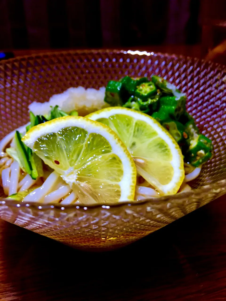 大根おろしとオクラをのせ🍋レモンを絞りさっぱり味のぶっかけうどん|keikoさん