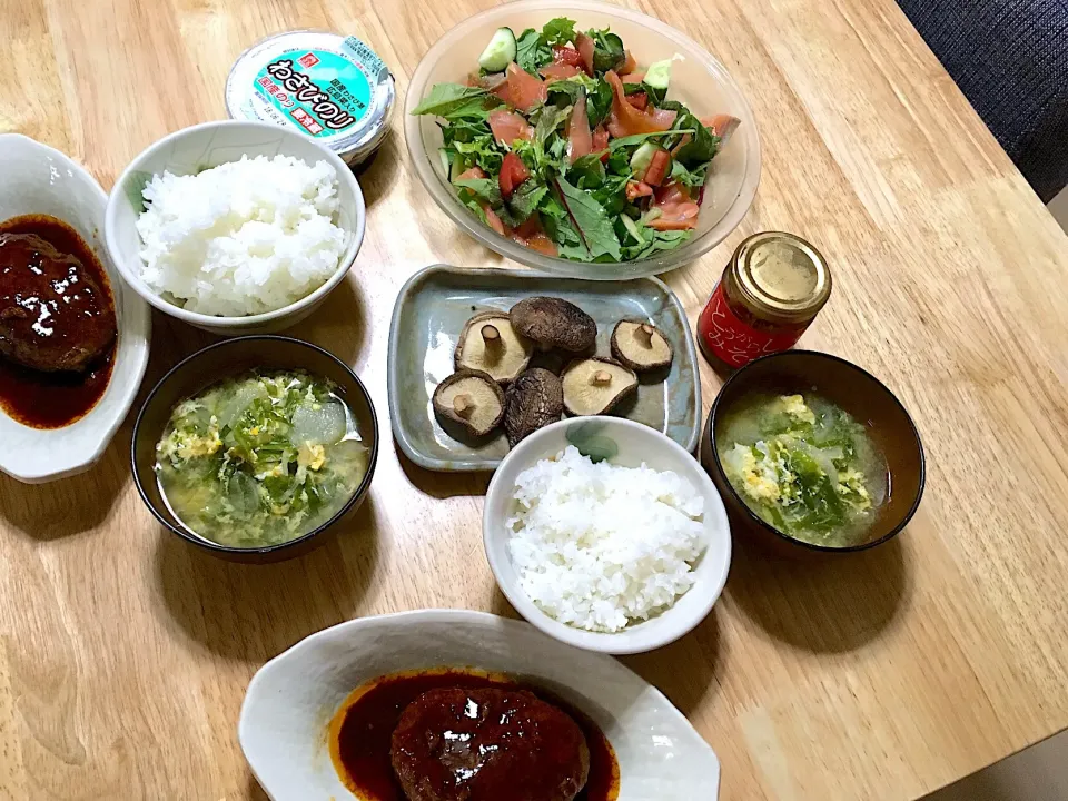 Snapdishの料理写真:今日の早め晩ご飯(´◡`๑)

煮込みハンバーグ❤️
白菜と卵のスープ❤️
スモークサーモンのサラダ🥗❤️
原木椎茸のグリル焼き❤️唐辛子みそで。
わさびのり❤️
ご飯🍚❤️|さくたえさん