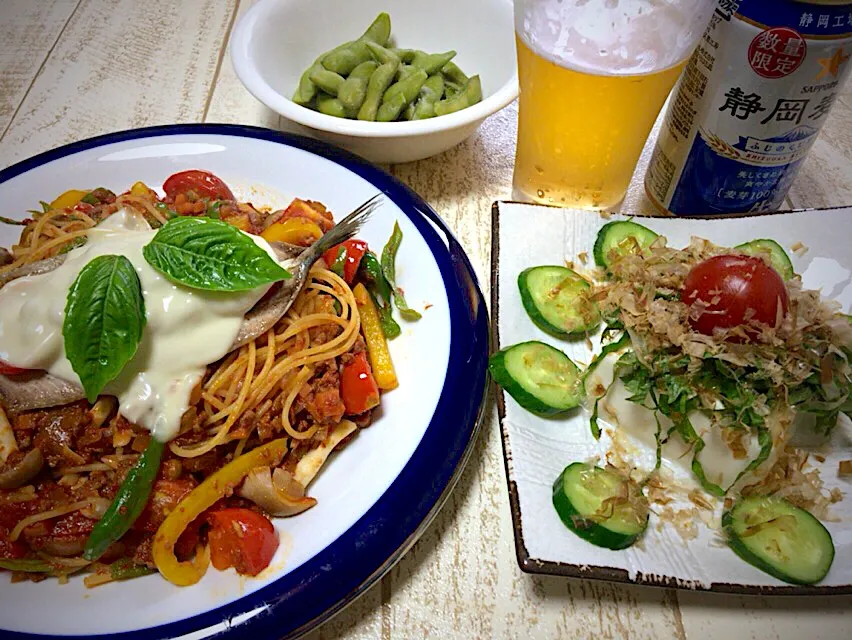 今日の男飯(｡-_-｡)
ニンニクたっぷりミートソースナポリ🎶に昨日の鰯を乗せとろけるチーズ🧀
大葉冷奴サラダ🥗&枝豆🎶|ひーちゃんさん