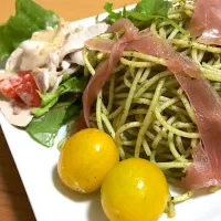 Snapdishの料理写真:自家製ジェノベーゼパスタ&自家製トマト。|ちこさん