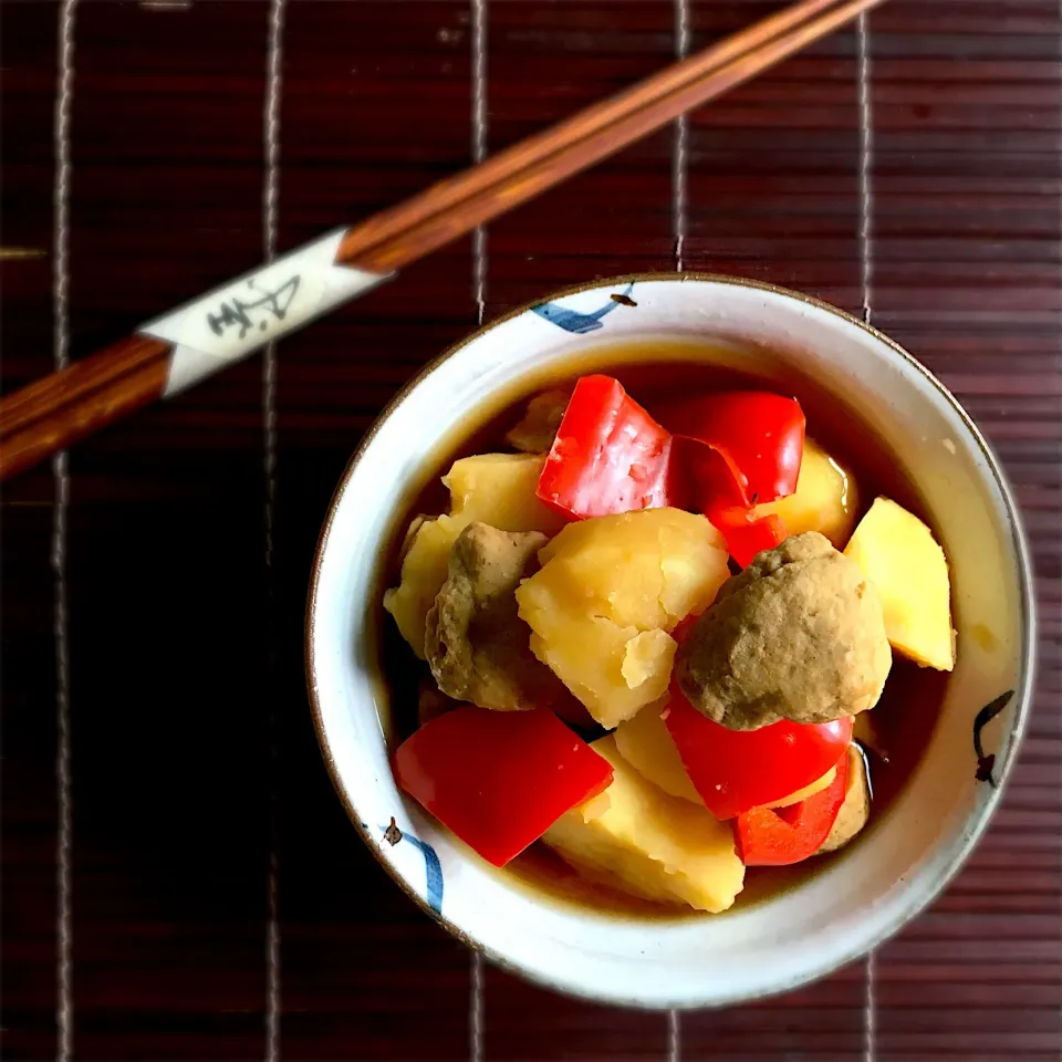 パプリカとじゃがいもと鰯つくねの煮物|むぎこさん