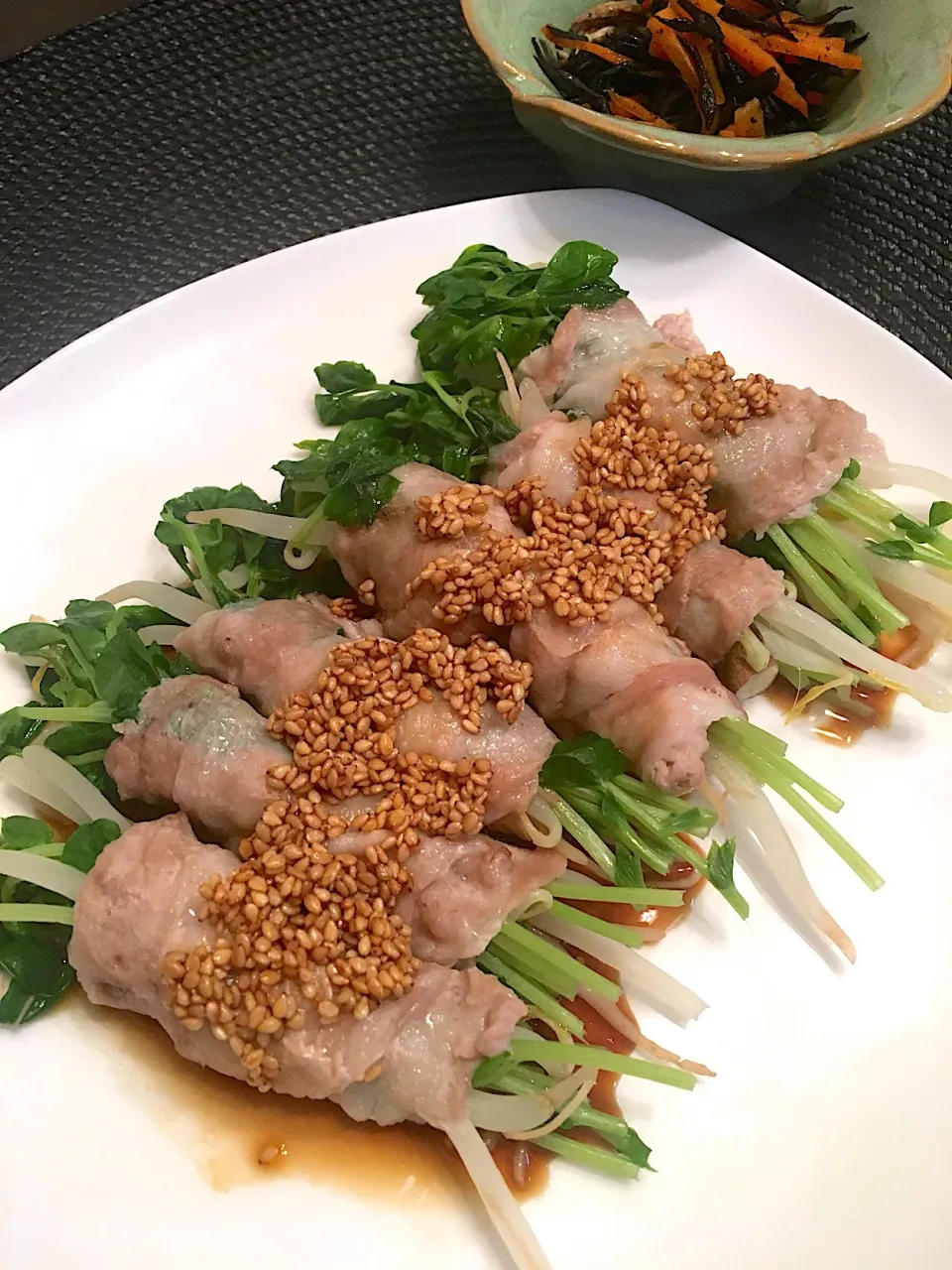 アライさんさんの料理♡レンチン料理😋 豆苗とモヤシの肉巻き❣️|ゆきりん。さん