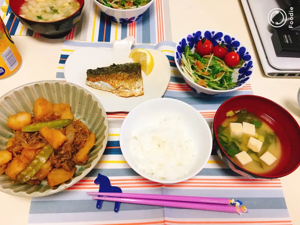 肉じゃが、塩サバ、水菜と鰹節のサラダ、味噌汁|Maiさん