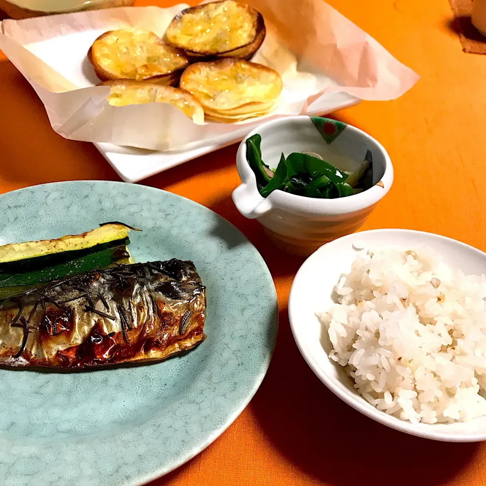 鯖とズッキーニのグリル、おかわかめと小松菜の酢の物、シラスとカマンベールのミニピザ、蕎麦の実ご飯|ゼニコさん