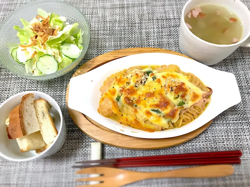 エビとイカとマカロニのグラタン、野菜ごろごろスープ、サラダ。|yukiさん