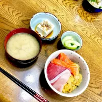 #ウニ海鮮丼 
 #ウリのお漬物 
 #しじみのお味噌汁 
 #冷や奴|ひなのさん