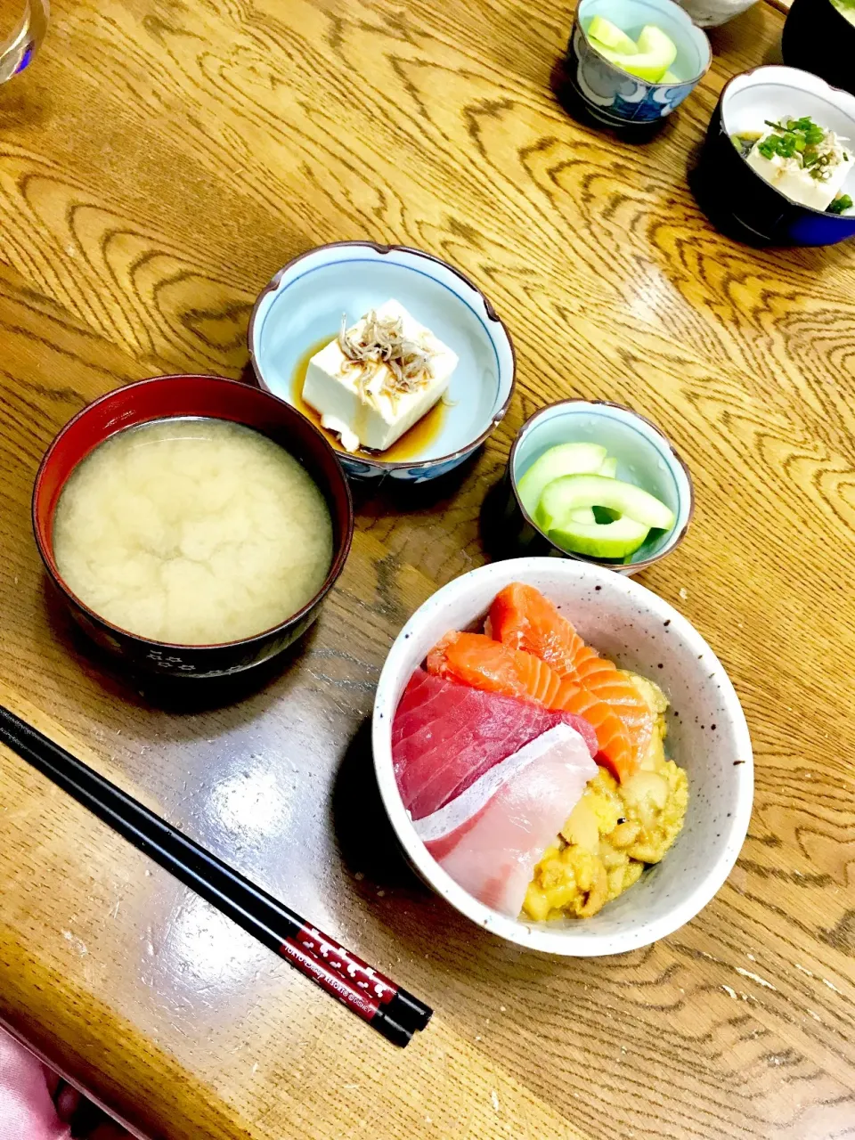 #ウニ海鮮丼 
 #ウリのお漬物 
 #しじみのお味噌汁 
 #冷や奴|ひなのさん