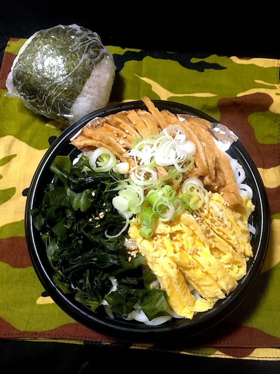 #冷やしたぬきうどん 
#小にぎり


しばらくは #冷麺弁当 でいく








日野|にゃおさん