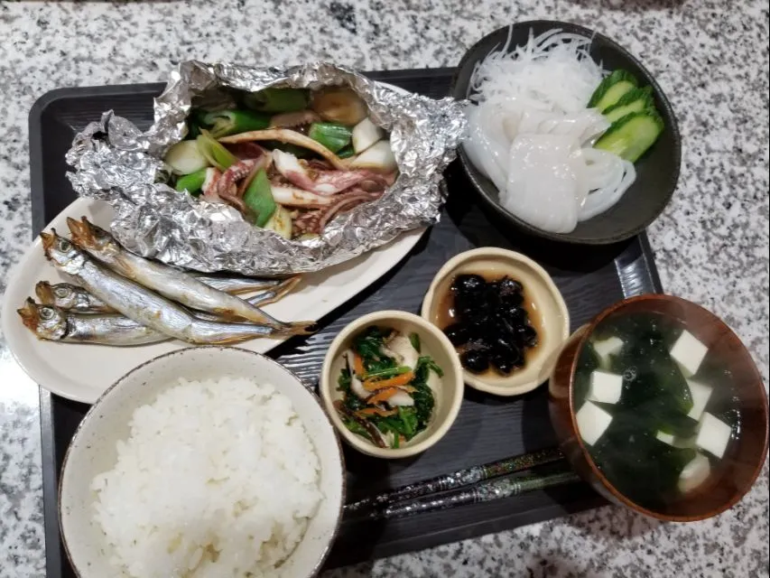 Snapdishの料理写真:旦那用
・焼きししゃも
・イカ綿とイカ下足のホイル焼き
・黒豆煮
・ほうれん草のごま和え
・わかめスープ|あぁちゃんさん