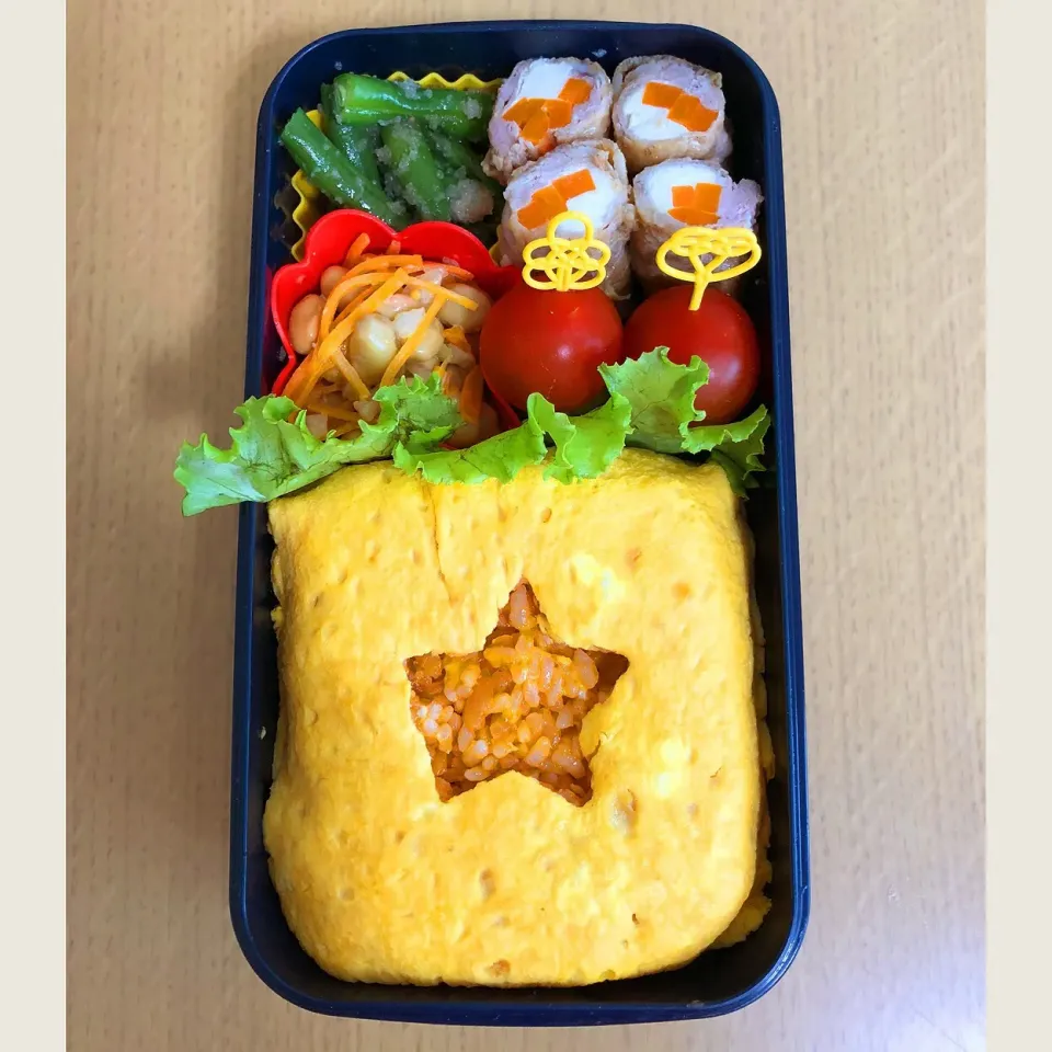 今日のパパ弁当👨
#オムライス
#にんじんとチーズの肉巻き
#大豆のサラダ
#いんげんの明太和え
#トマトきゅうり|erikaさん