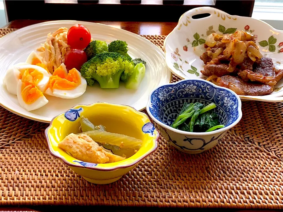 本日の朝ご飯🥞🥣牛肉味噌焼き🥩サラダ🥗キャベツのサウザンドレッシング🥗ブロッコリー🥦ほうれん草のお浸し🥒蕗とおあげのキンピラ #朝ご飯  #牛肉  #ゆで卵  #サラダ  #プチトマト🍅 #キャベツ #ブロッコリー🥦|Yukie  Toriseさん