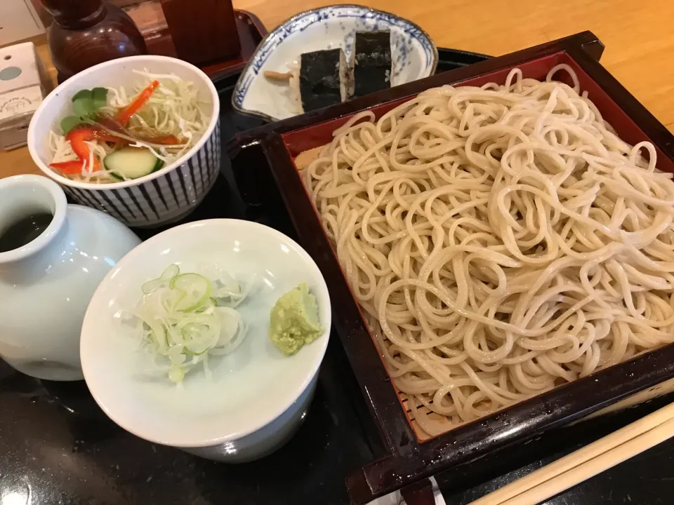 もりそばと瓶ビール。夏は蕎麦ですな。|KOMAさん