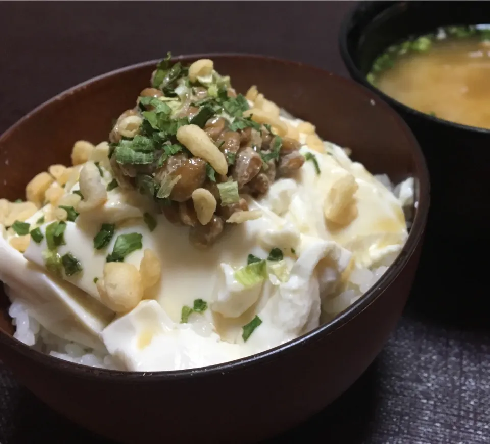 宿ぐらしの昼ごはん☀️☀️🔆
豆腐納豆のっけ飯  納豆入味噌汁|ぽんたさん