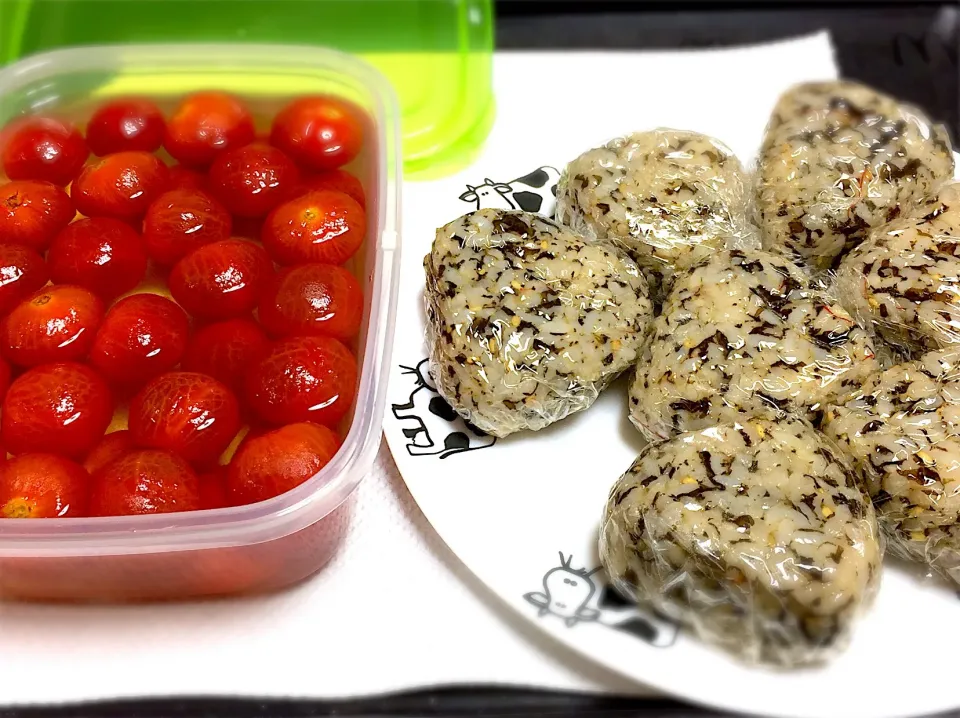 赤紫蘇の葉の佃煮と胡麻油でおにぎり！
奥さん、プチトマト買って来て「作って！」ということです。ハニーシロップ漬け！
(^^)💦|Yukihiko Ishidaさん