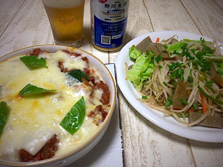 今日の男飯(｡-_-｡) 鶏モモ肉とジャガイモの自家製ミートソースとチーズ焼き🎶&静岡野菜炒め🎶|ひーちゃんさん