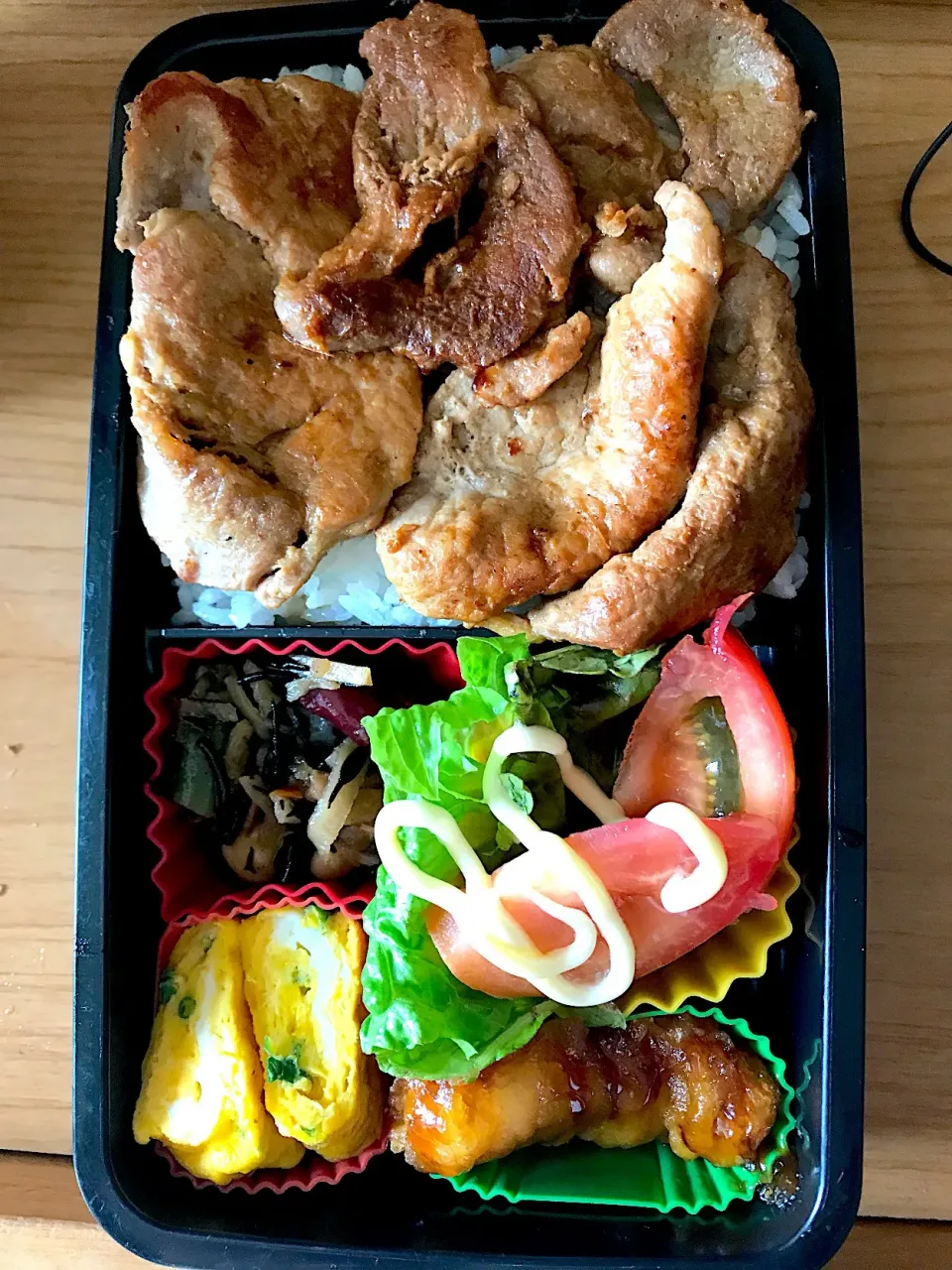 Snapdishの料理写真:7/12 高1 お弁当 #豚肉生姜焼き弁当 
昨日多目に漬け込んでたお肉で豪快に( *´艸｀)|侑子さん