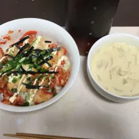 Snapdishの料理写真:照り焼きチキン丼、玉ねぎと大根のスープ|ohwayさん