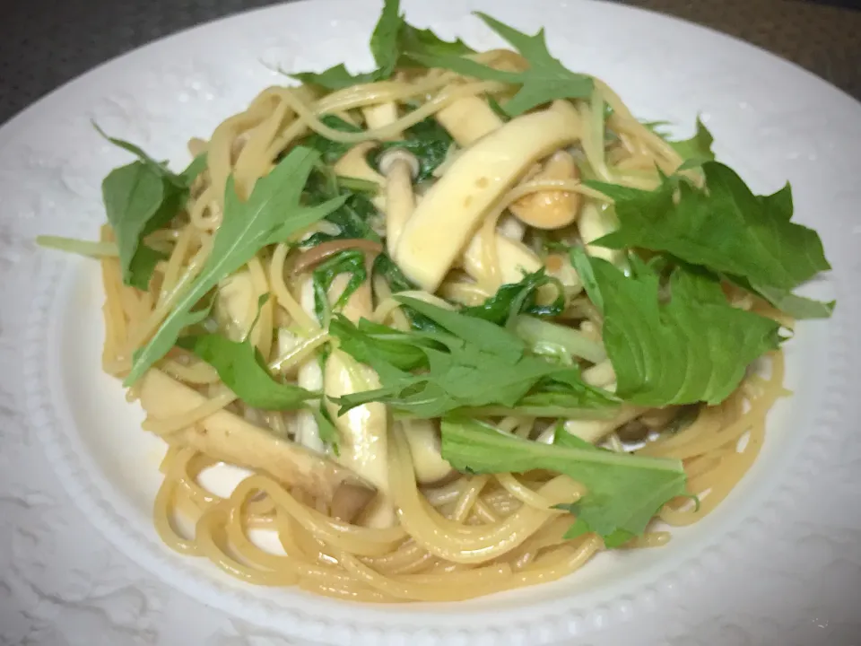 Snapdishの料理写真:キノコと水菜のごま醤油ガーリックパスタ🍝😋🍴|yumyum😋さん