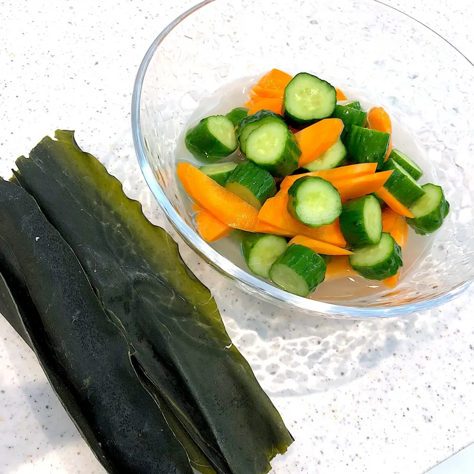 #水出し昆布出汁 で漬け物🥒🥕|ヨッチャンさん