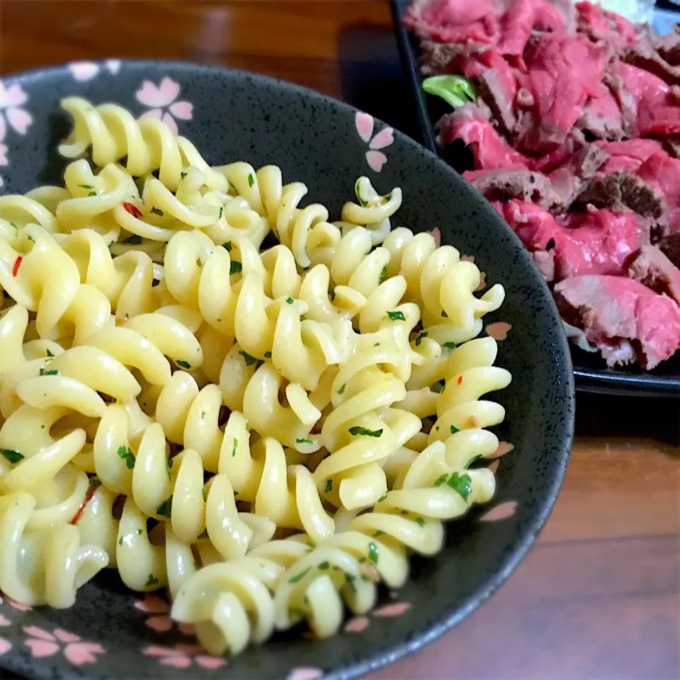 ペペロンチーノとローストビーフ|Tomokoさん