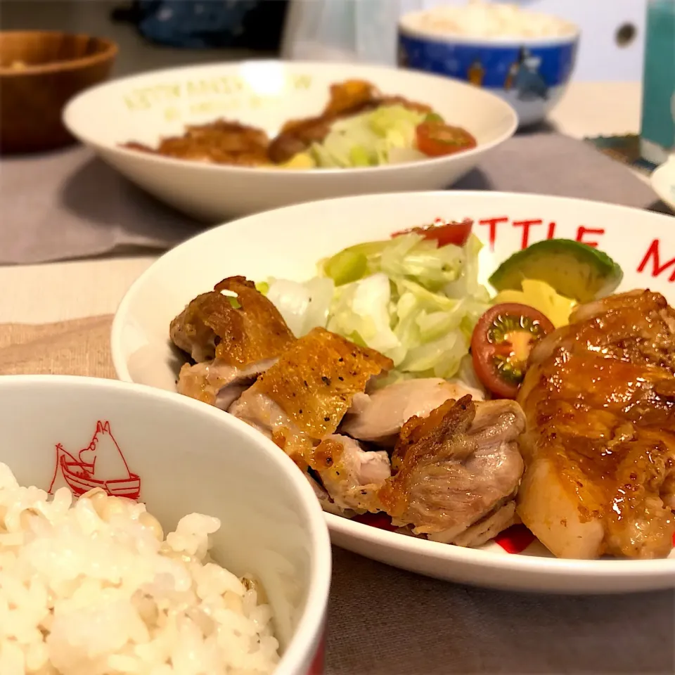 Snapdishの料理写真:今日のお昼ご飯
✳︎もち麦入りご飯
✳︎豚ロースのソテー
✳︎鶏モモのおろしポン酢
✳︎温野菜&生野菜
✳︎かき玉きのこ汁|さっちんさん