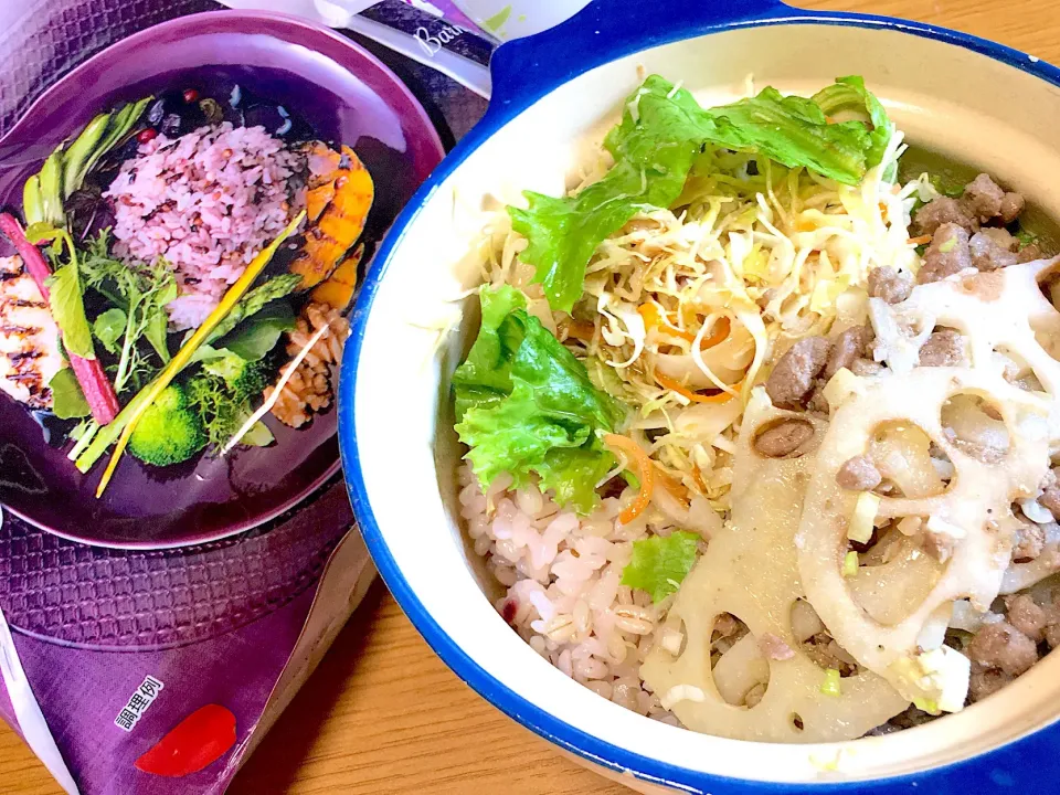 Snapdishの料理写真:スーパーフードプレミアムもち麦ご飯で
蓮根ひき肉ナンプラー炒めのっけサラダ丼|yumyum😋さん