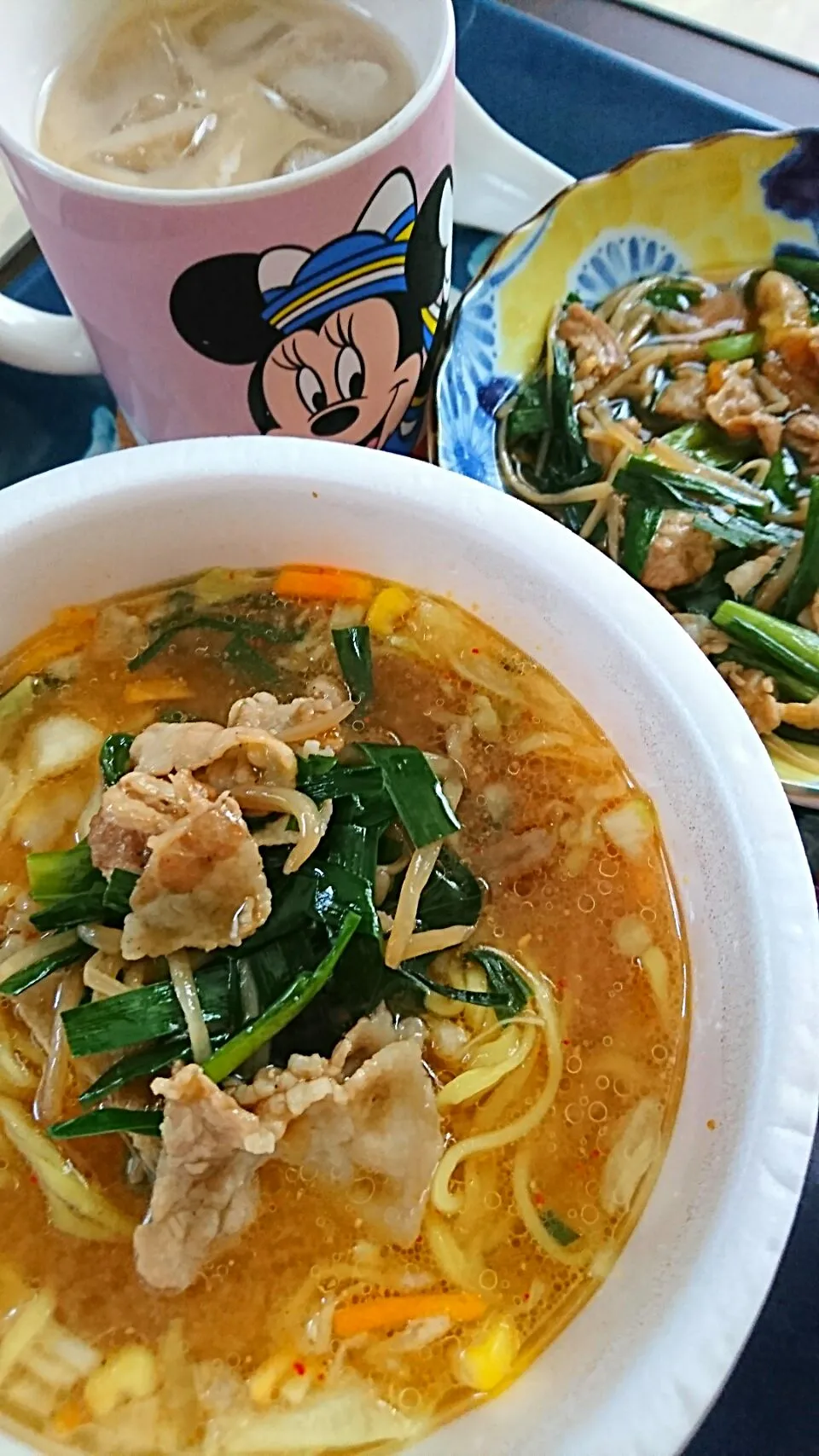 インスタントラーメンに野菜炒めのせて😋|しまだ ちえこさん