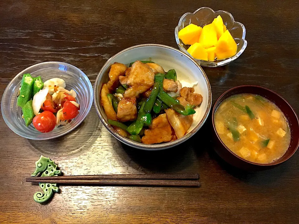 豚丼
トマトとオクラのサラダ
油揚げとニラのお味噌汁
マンゴー|カドラさん